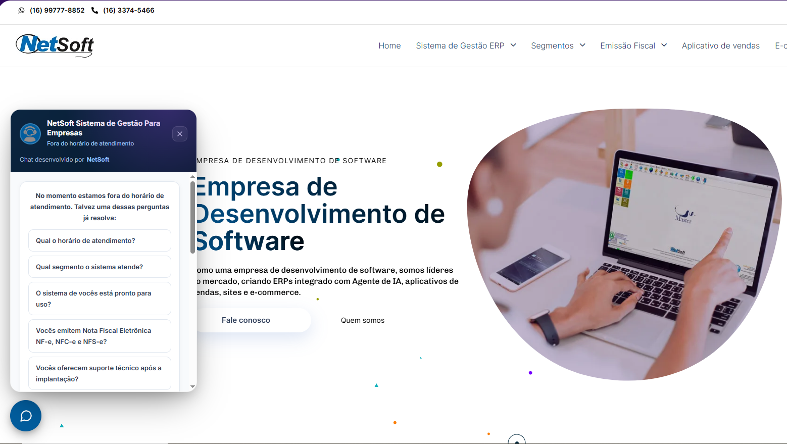 Widget do NetSoft Chat aberto no site, pedindo nome, e-mail e telefone para iniciar a conversa