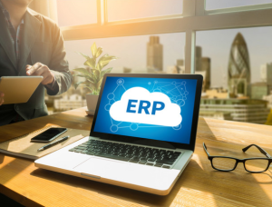 A imagem mostra um notebook com a sigla ERP.
