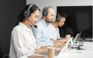 A imagem mostra pessoas trabalhando no suporte da empresa.